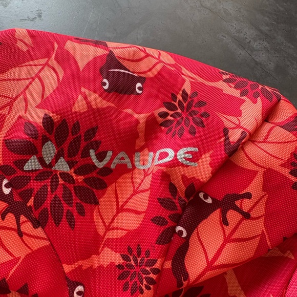 Sporty Red Backpack with Drawstring Closure and Water-Resistant Material - Picture 2 of 4